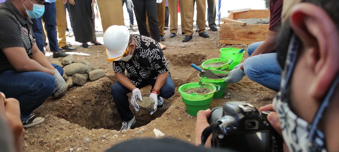 Komisaris Utama PT Mitra Husada Manakarra DR Suhardi Duka secara simbolis melakukan peletakan batu pertama pembangunan Rumah Sakit Mitra Manakarra. Selasa (18/5/2021).