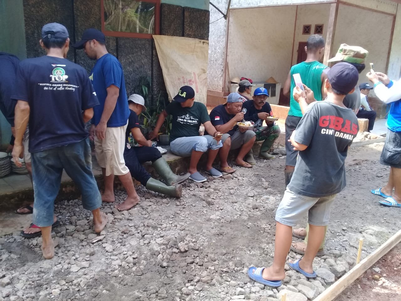 Gabungan Ormas Gibas Sektor Rancah dan Rajadesa terjun melakukan kerja bakti sosial membantu pekerjaan pengecoran jalan lingkungan RT 05 RW 02 Dusun Harjamukti Desa Cisontrol pada Selasa, (18/05/2021).