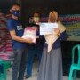 Keluarga Penerima Manfaat antri dengan tertib tentunya dengan mematuhi protokol kesehatan dimasa pandemi Covid-19 dengan memakai masker dan mencuci tangan sebelum berinteraksi.