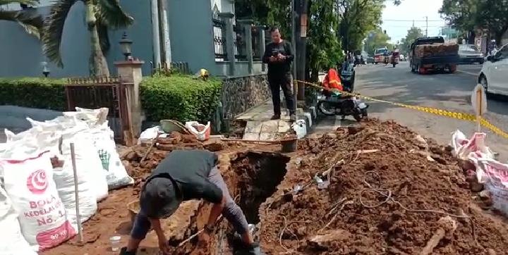 Salah satu aliran air Perusahaan Daerah Air Minum (PDAM) Tirta Galuh Kabupaten Ciamis mengalami kerusakan.
