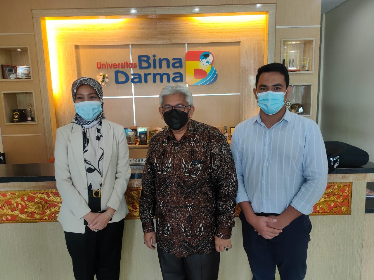 Prof Dr Joni Emerson SH MHum FcBarb Ketua KKP BUMDes Sumsel (tengah), berfoto bersama Rektor UBD Palembang Sunda Ariana (kiri) (Mattanews.co)