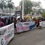 Para owner bisnis kafe dan restoran menggelar demo di depan kantor Pemkot Palembang Sumsel (Reza Fajri / Mattanews.co)
