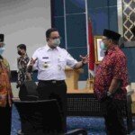 Gubernur Anies Tinjau Langsung Vaksinasi MUI dan DMI DKI Jakarta di Balai Kota
