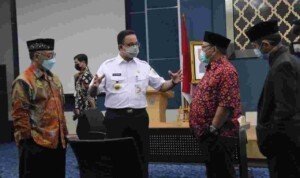 Gubernur Anies Tinjau Langsung Vaksinasi MUI dan DMI DKI Jakarta di Balai Kota