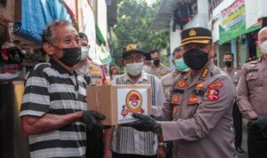 Jelang HUT Bhayangkara ke-75, Polri Bagikan Bansos Untuk Buruh Lepas di Grogol Selatan Jaksel