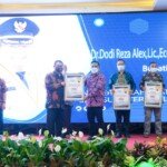 Jalin Hubungan Baik dengan Insan Pers Bupati Dodi Reza dianugerahi Sahabat Pers