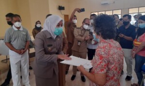 Puluhan Warga Kurang Mampu di Palembang Dapat KIS