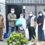 Wabup Batanghari Dampingi Anggota DPR-RI, Serahkan Bantuan Kepada Masyarakat Terpapar Covid-19