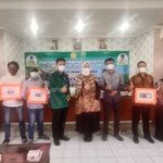 Kementan Serahkan Bantuan Alat Mesin Pertanian dan Sapi ke Petani Karawang