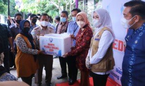 Wawako Fitrianti Dampingi DPR RI Renny Astuti Berikan Bantuan