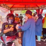 Vaksinasi Dosis 1, Sistem Drive Thru di GOR Lembu Peteng Tulungagung Bagi Lansia dan Pralansia