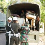 Anggota Kodam II Sriwijaya Bantu Pengosongan Asrama