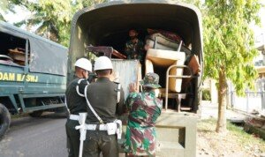 Anggota Kodam II Sriwijaya Bantu Pengosongan Asrama