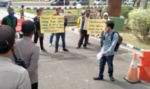 Puluhan Massa Aksi Caca Pertanyakan Perkembangan di Kejati Sumsel