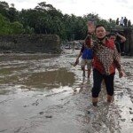 Ketua DPRD Babel Lintasi Kubangan Lumpur