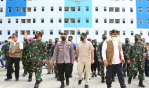 Kapolri, Panglima TNI dan Menkes Tinjau Rusun Nagrak Cilincing dan Pos PPKM Mikro di Semper Barat
