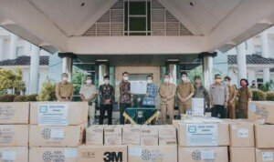 Wabup Karawang Terima Bantuan Alkes dari Apindo Karawang
