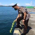 Sambut HUT Bhayangkara ke-75, Kapolres Fakfak Pimpin Ziarah Laut dan Makam Pahlawan