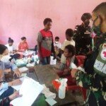Bakti Sosial, Dokter Satgas Yonif 512/QY Terjun ke Tapal Batas Papua 
