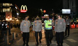 Pastikan Berjalan Efektif Cegah Kerumunan, Kakorlantas Polri Tinjau Pos Pembatasan dan Pengendalian Polda Metro Jaya