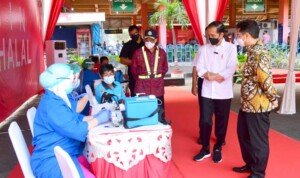 Presiden Tinjau Vaksinasi Massal di Terminal Bus Kampung Rambutan