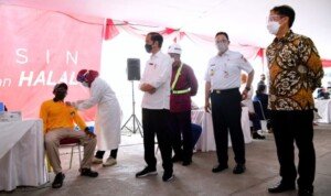 Tinjau Vaksinasi Massal di Pelabuhan Sunda Kelapa, Presiden: Terus Laksanakan dengan Jumlah Lebih Banyak