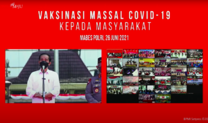 Presiden Jokowi Tinjau Vaksinasi Covid-19 di Lapangan Bhayangkara Jelang HUT Polri ke-75
