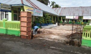 Bangunan Gapura SDN 04 Tanjung Tanah Datar, Diduga Dilakukan Asal-Asalan