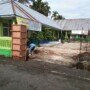 Pembangunan gapura SDN 04 di Nagari Tanjung Tanah Datar Sumbar diduga dilakukan secara asal-asalan (M Rafi / Mattanews.co)