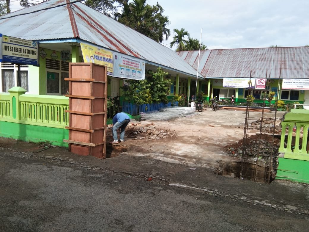 Pembangunan gapura SDN 04 di Nagari Tanjung Tanah Datar Sumbar diduga dilakukan secara asal-asalan (M Rafi / Mattanews.co)