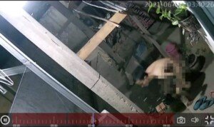 Mengaku Punya Ilmu Belut, Pencuri Bugil Terekam CCTV di Palembang