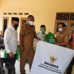 Baznas Karawang Bagi Sembako untuk Warga Kutawaluya yang Lockdown
