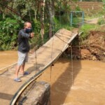 embatan gantung berada di atas Sungai Cimuntur Dusun Babakan Desa Sadewata berbatasan dengan Dusun Bojong Sukamulya Desa Rawa Kecamatan Lumbung Kabupaten Ciamis Jawa Barat (Jabar), mengalami kerusakan (Alvine / Mattanews.co)