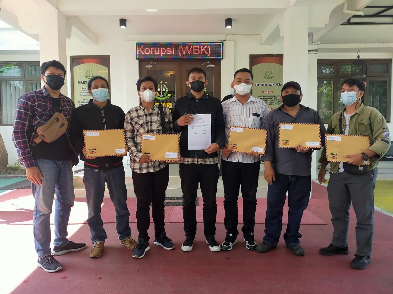 Front Mahasiswa Revolusioner (FMR) Blitar Jawa Timur (Jatim), melaporkan Komite Olahraga Nasional Indonesia (KONI) Kota Blitar ke Kejaksaan Negeri (Kejari) Blitar (Robby / Mattanews.co)