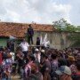 LSM Barak Markas saat melakukan demo ke PT Tri Centrum Fortuna (TCF) terkait kelanjutan kerjasama pengolahan limbah (Agus Sugianto / Mattanews.co)