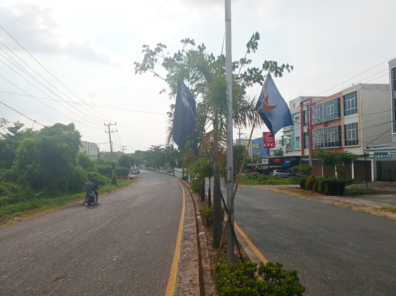 Bendera Partai Nasdem yang mulai menghiasi sepanjang Jalan Lingkar Kota Prabumulih (Andri Bara / Mattanews.co)