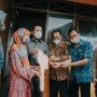 Wabup Karawang meresmikan program Rumah Layak Huni di hunian warganya, yang mendapatkan bantuan renovasi rumah (Aep Apriyatna / Mattanews.co)