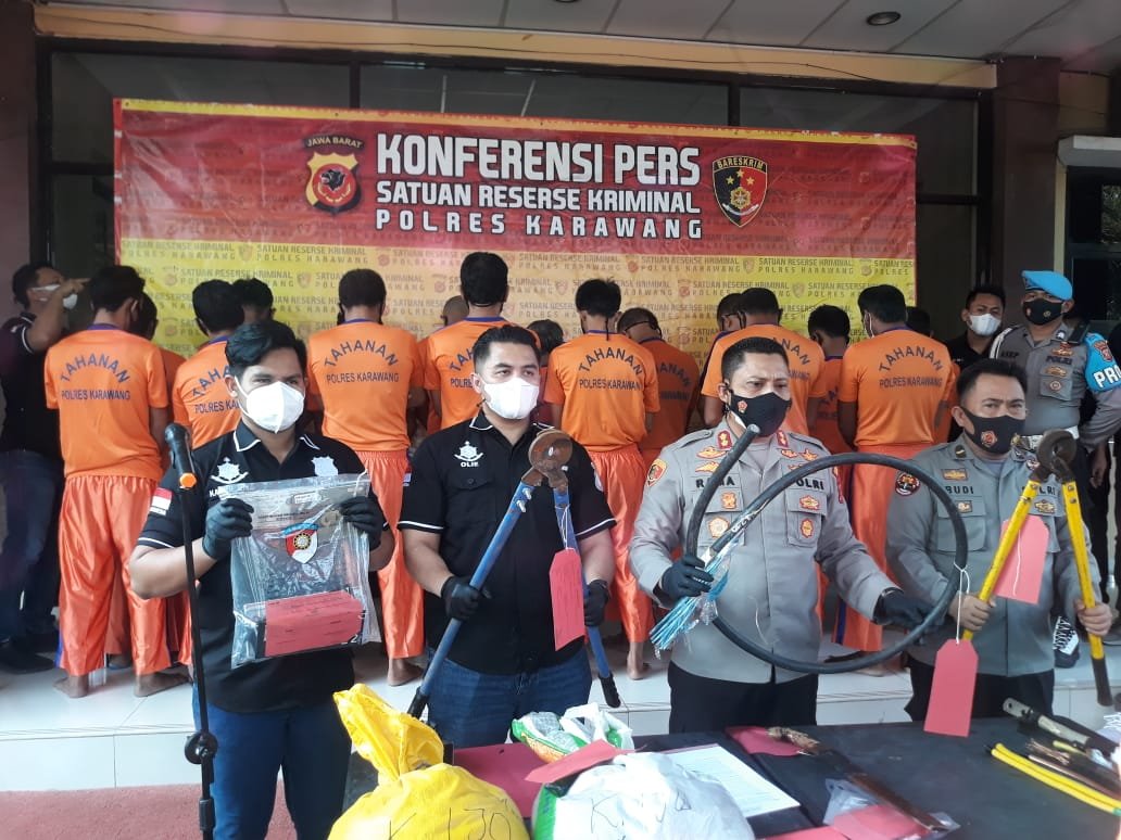 Polres Karawang Jabar menggelar konferensi pers terkait penangkapan 10 orang pelaku pencurian di Karawang (Aep Apriyatna / Mattanews.co)