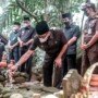 Bupati Ciamis Herdiat Sunarya saat berziarah ke makam Bupati Ciamis terdahulu (Alvine / Mattanews.co)