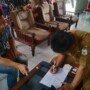 Sekcam Baturaja Barat menandatangani surat bermaterai, yang berisi akan segera mengurus pencairan gaji para pejabat RT dan RW yang belum cair (Satrio / Mattanews.co)