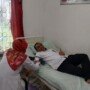 Salah satu warga OKU Sumsel, mendonorkan darahnya ke PMI OKU dalam rangka peringatan Hari Donor Darah Sedunia (Satrio / Mattanews.co)