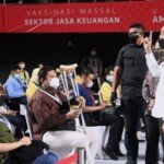Presiden Jokowi Tinjau Vaksinasi Massal Bagi Pelaku Sektor Jasa Keuangan
