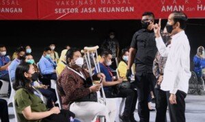 Presiden Jokowi Tinjau Vaksinasi Massal Bagi Pelaku Sektor Jasa Keuangan