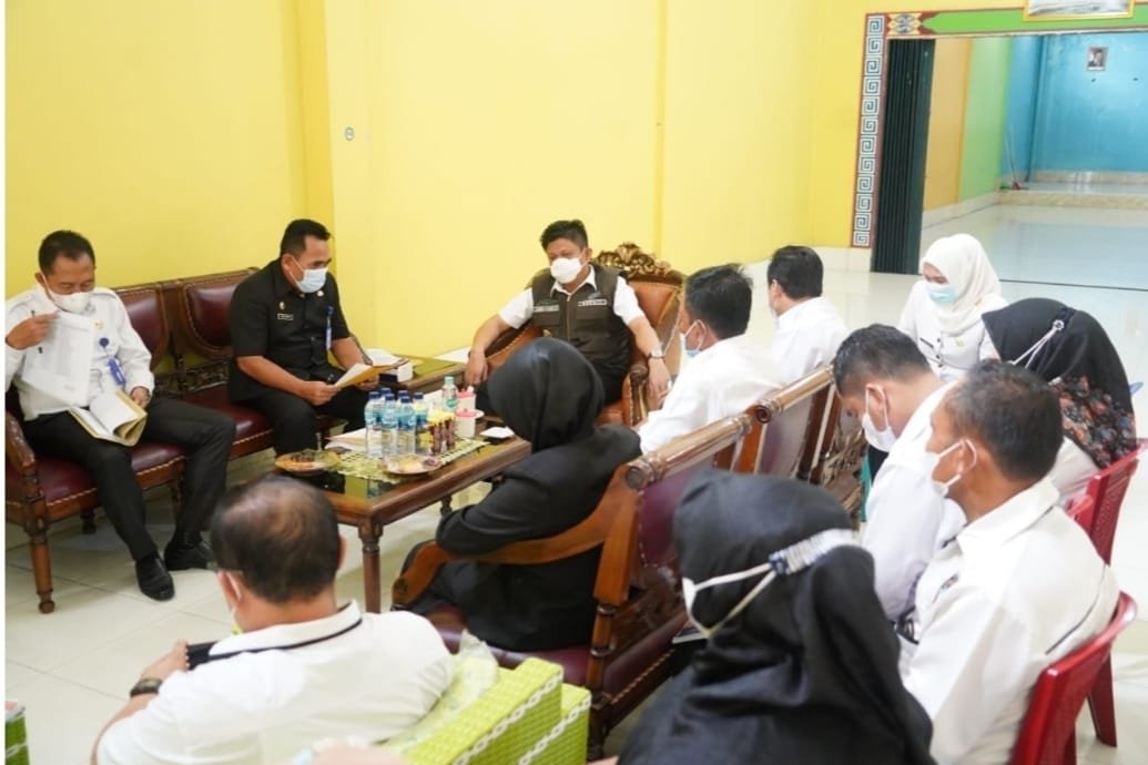 Kepala Disdik OKU Timur saat beraudiensi dengan Bupati OKU Timur, dalam membahas rencana memasukkan budaya Komering ke mata pelajaran Muatan Lokal di sekolah (Eko Riyanto / Mattanews.co)