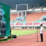 Presiden Tinjau Vaksinasi Massal Bagi Masyarakat Umum dan Penyandang Disabilitas di Stadion Pakansari