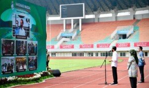 Presiden Tinjau Vaksinasi Massal Bagi Masyarakat Umum dan Penyandang Disabilitas di Stadion Pakansari