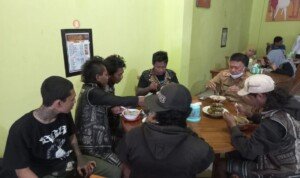 Dinsos Mamuju Ajak Pengamen dan Pengemis Makan Bakso Sambil Edukasi