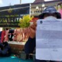 Para pedagang menggelar aksi damai di depan kantor DPRD Blitar Jatim (Robby / Mattanews.co)