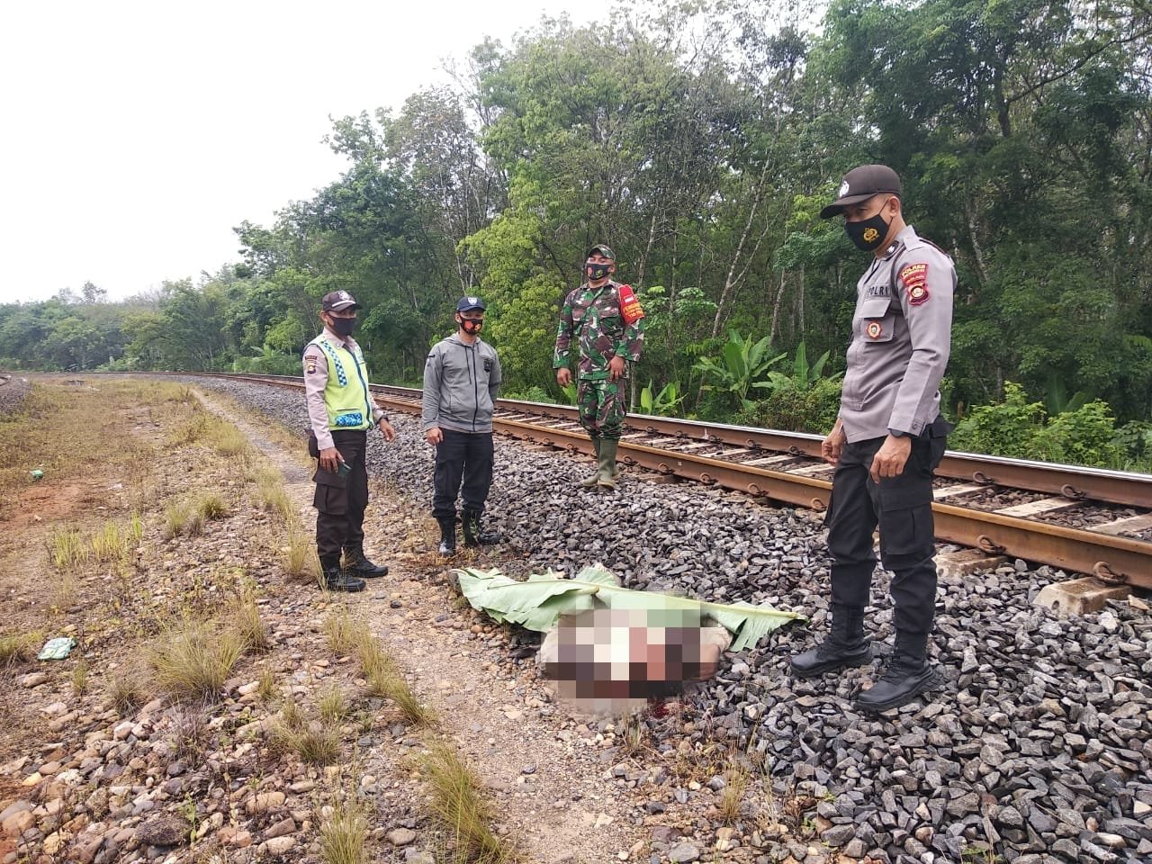 Tim Polres OKU Sumsel mengevakuasi jasad pria tanpa identitas di jalur rel kereta api di OKU Sumsel (Satrio / Mattanews.co)