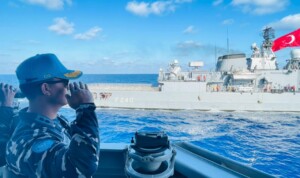 KRI Sultan Iskandar Muda-367 Berikan Salam Perpisahan Kepada Kapal Perang Turki TCG YAVUZ F-240